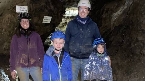 Fröhliche Höhlenforscher beim Familientag